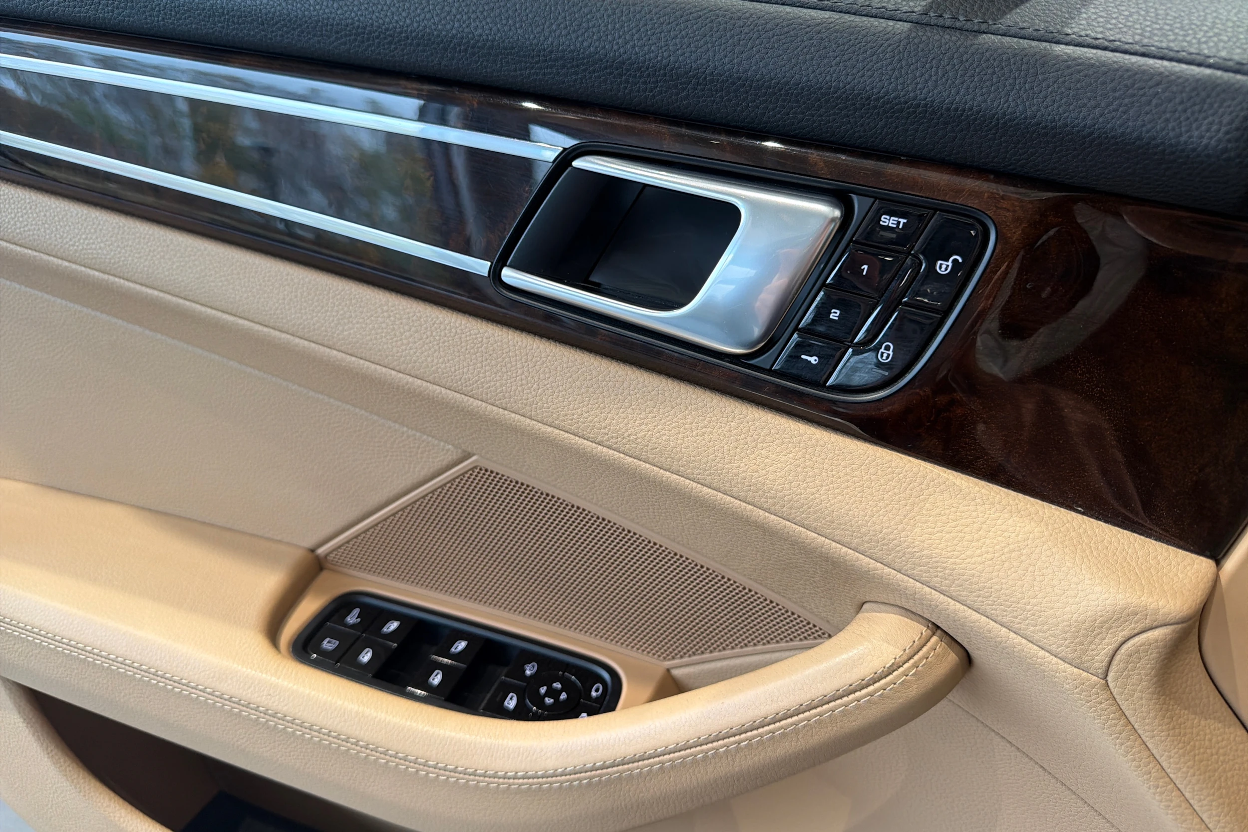 Harmaa Porsche Panamera 2017 kuva 21.