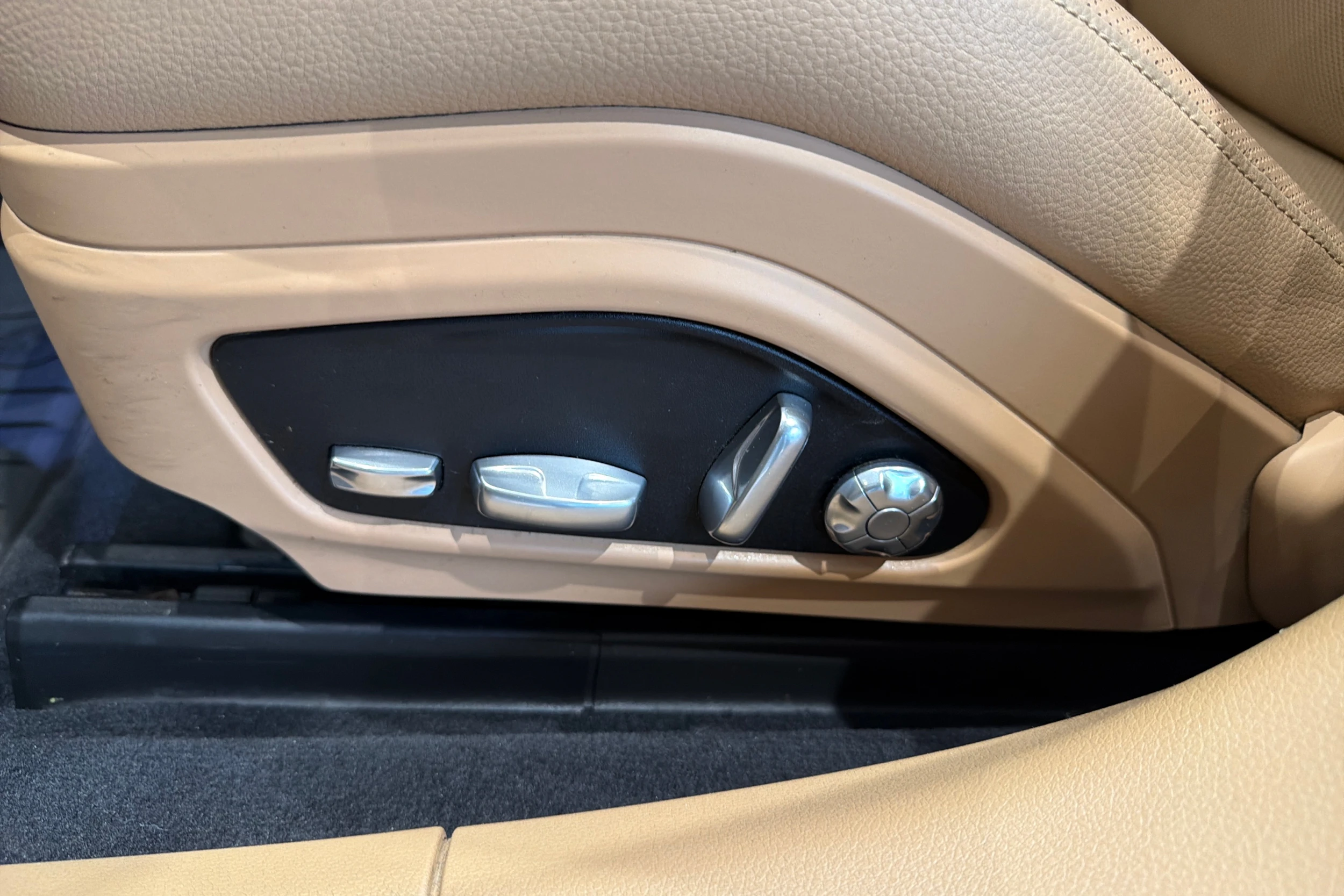 Harmaa Porsche Panamera 2017 kuva 23.