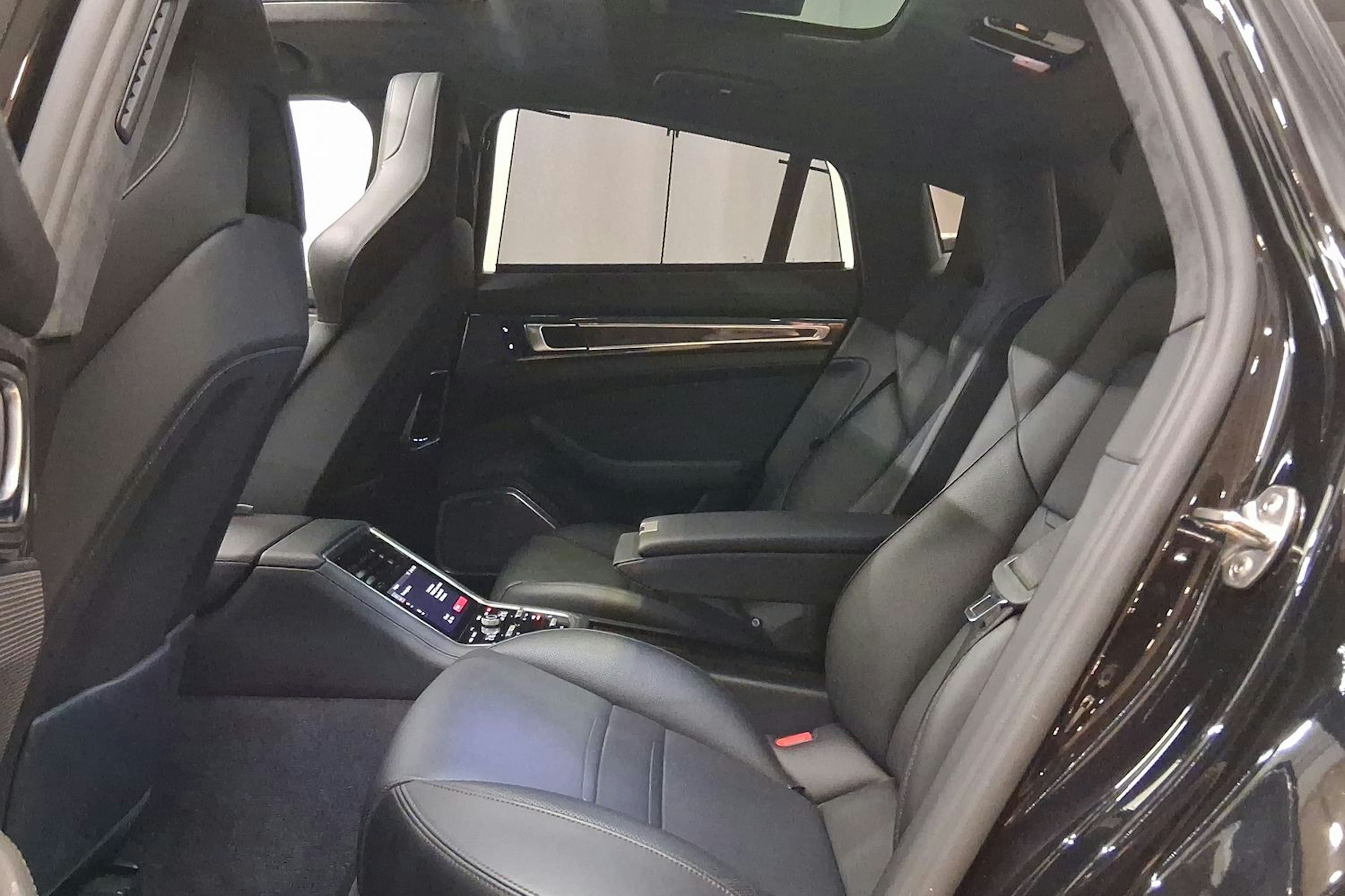 musta Porsche Panamera 2017 kuva 22.