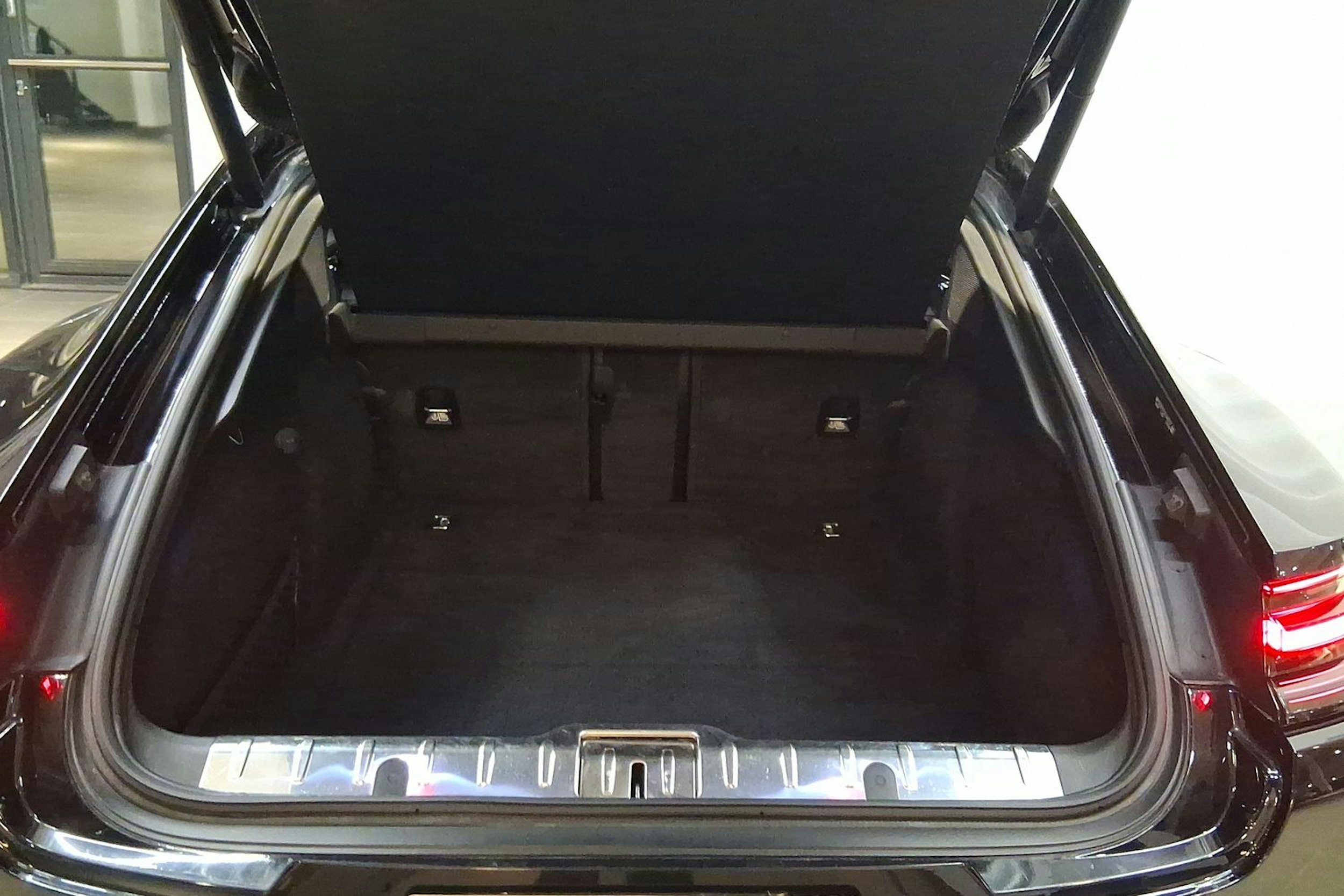 musta Porsche Panamera 2017 kuva 26.