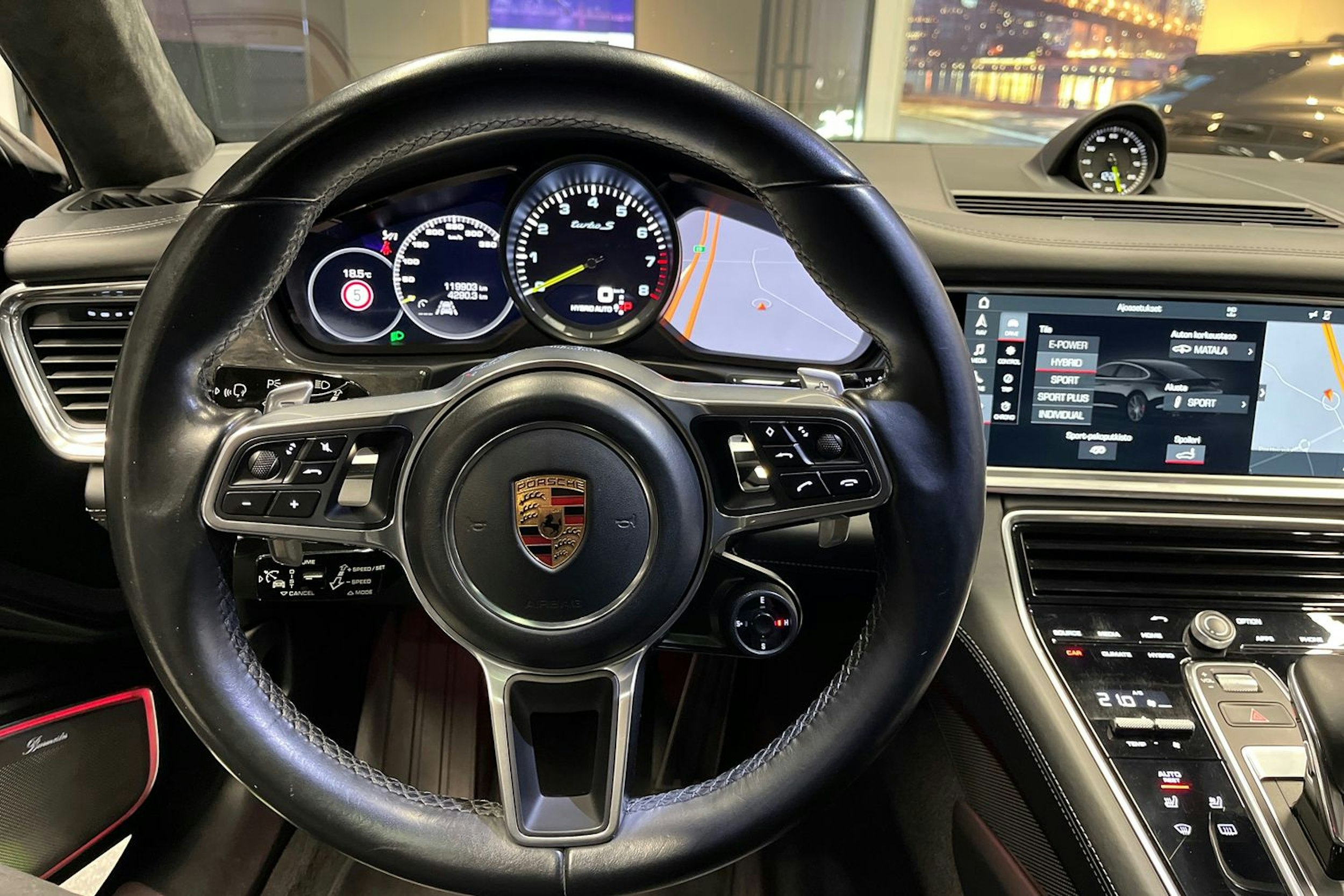 musta Porsche Panamera 2018 kuva 14.