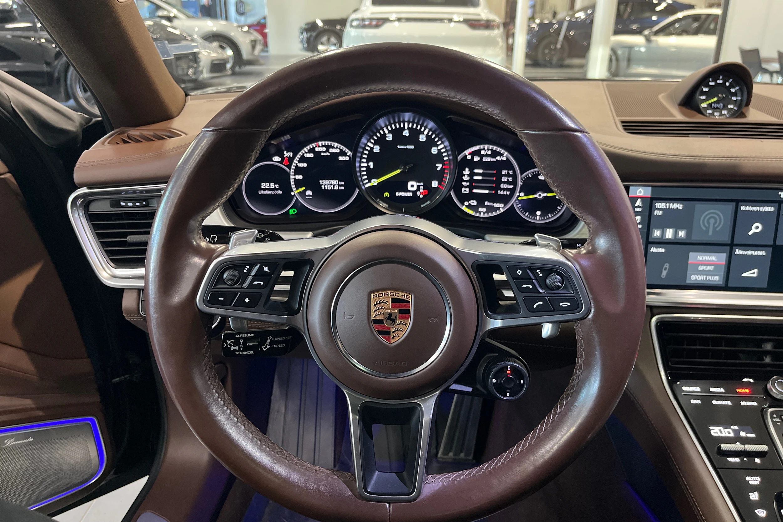 ruskea Porsche Panamera 2018 kuva 13.
