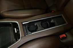 ruskea Porsche Panamera 2018 kuva 17.
