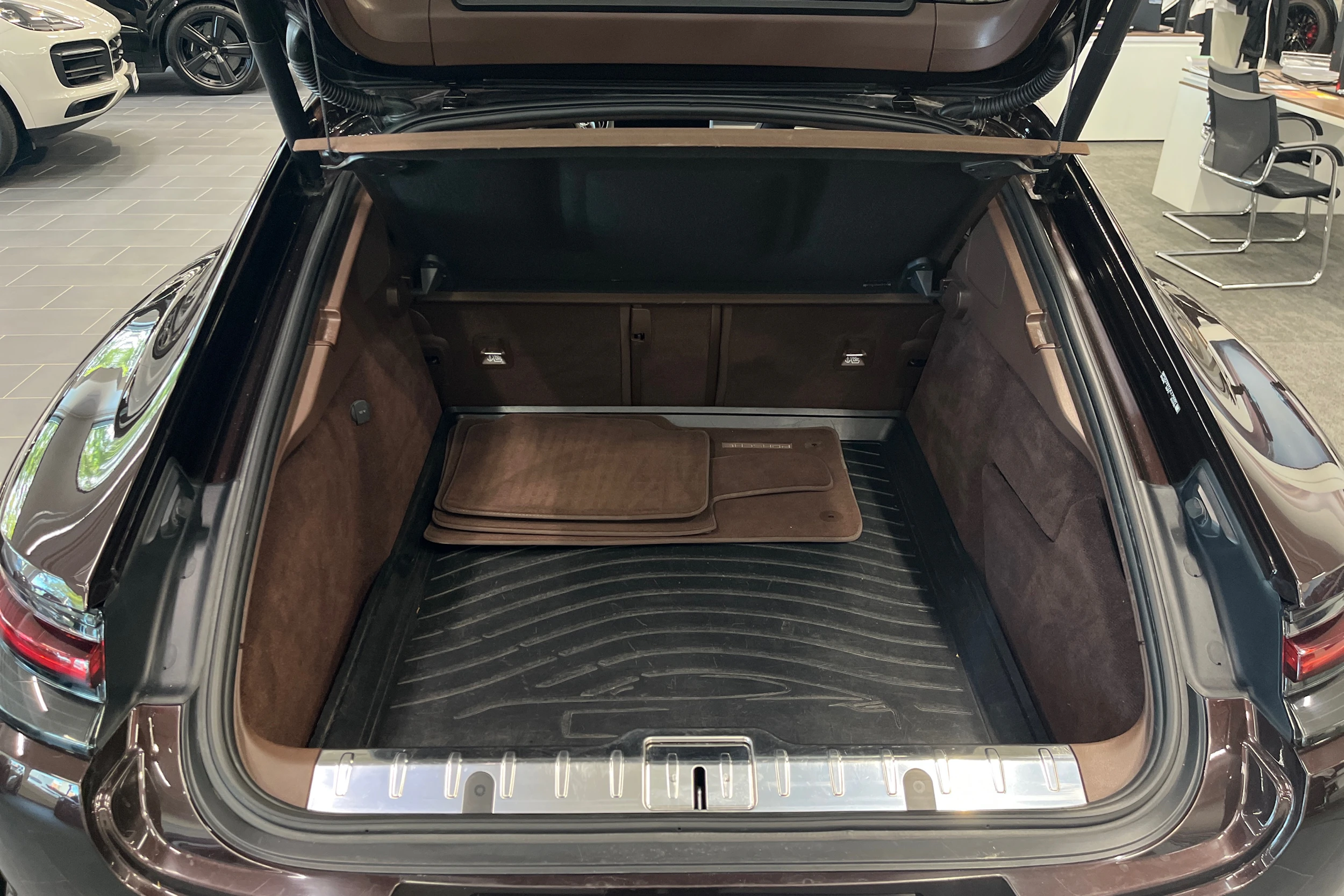 ruskea Porsche Panamera 2018 kuva 18.