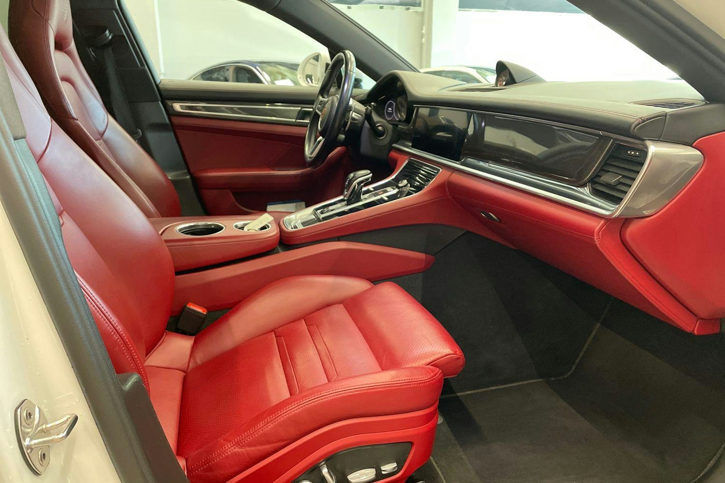 met. Valkoinen Porsche Panamera 2018 kuva 21.