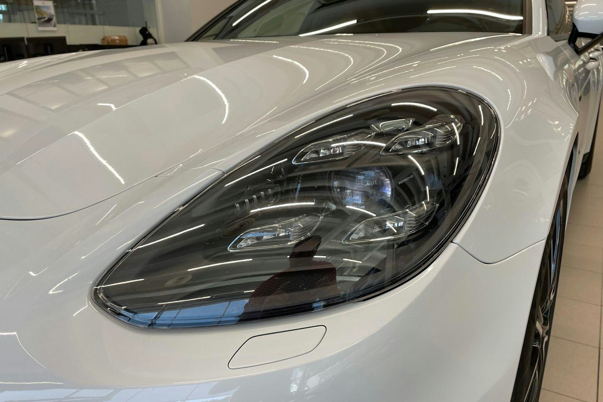 met. Valkoinen Porsche Panamera 2018 kuva 24.