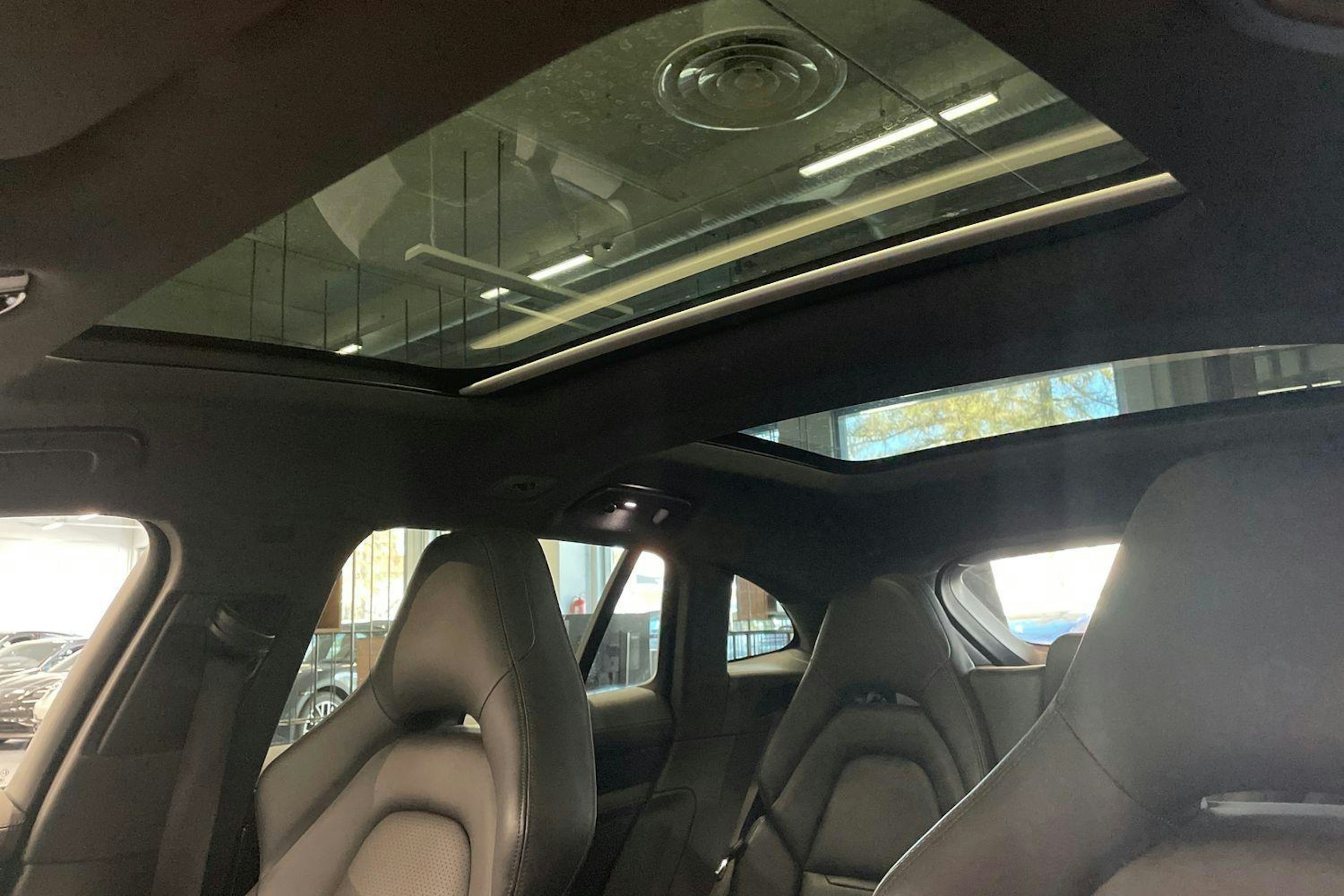 met. Harmaa Porsche Panamera 2018 kuva 11.