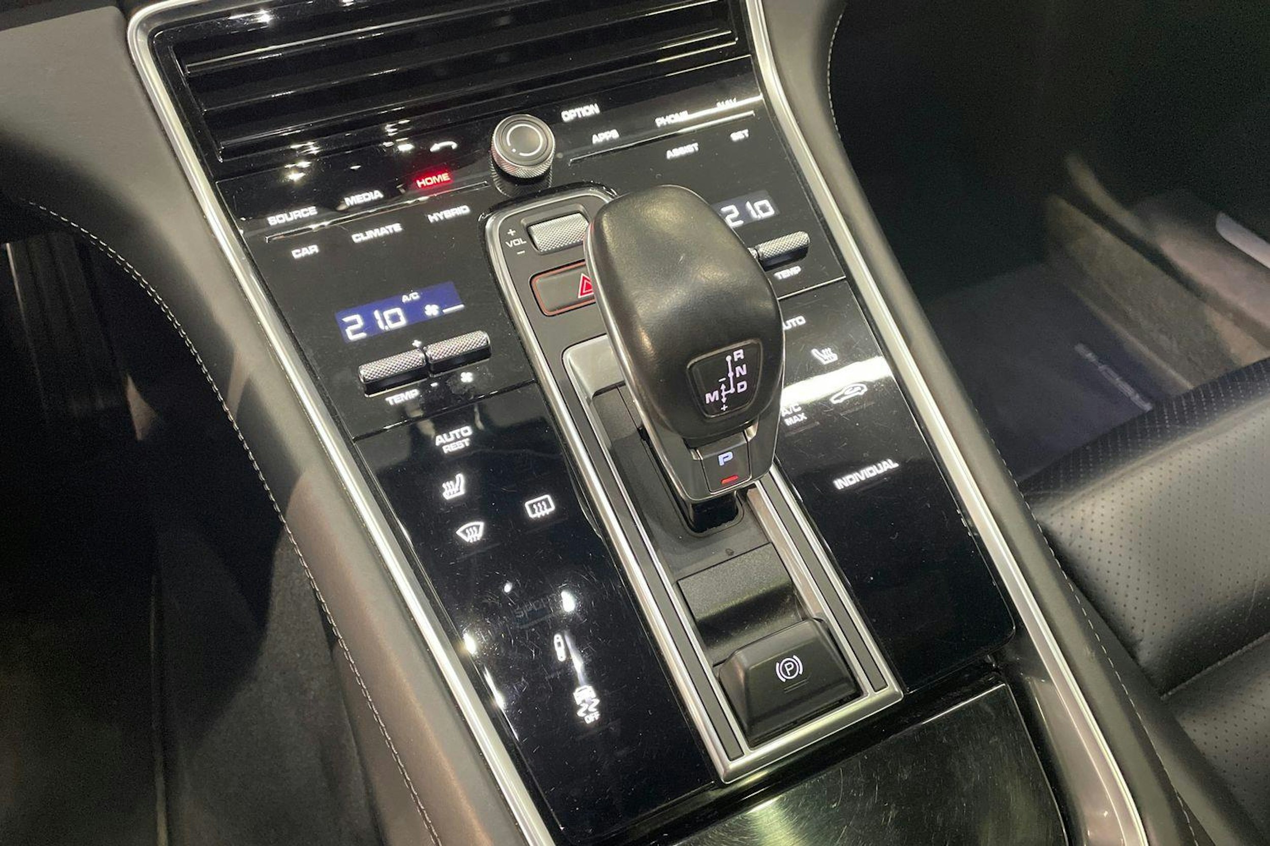 met. Harmaa Porsche Panamera 2018 kuva 17.