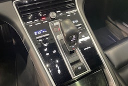 met. Harmaa Porsche Panamera 2018 kuva 17.
