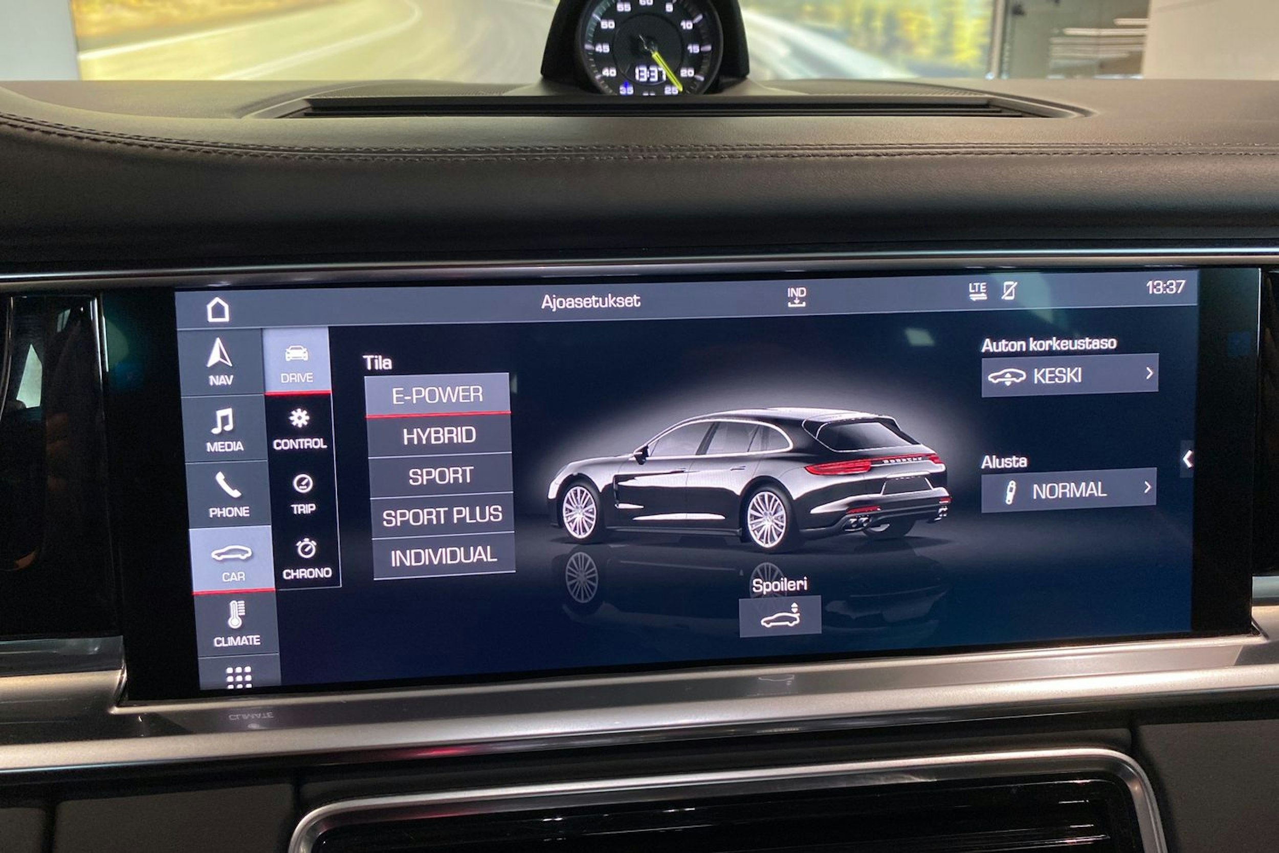 met. Harmaa Porsche Panamera 2018 kuva 25.