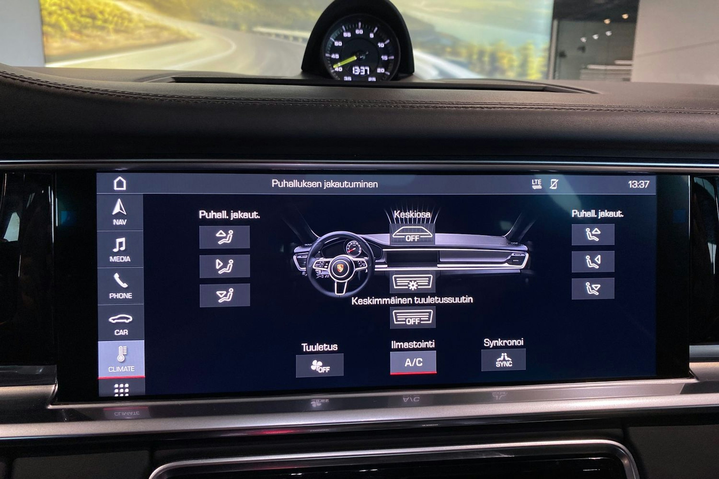 met. Harmaa Porsche Panamera 2018 kuva 26.