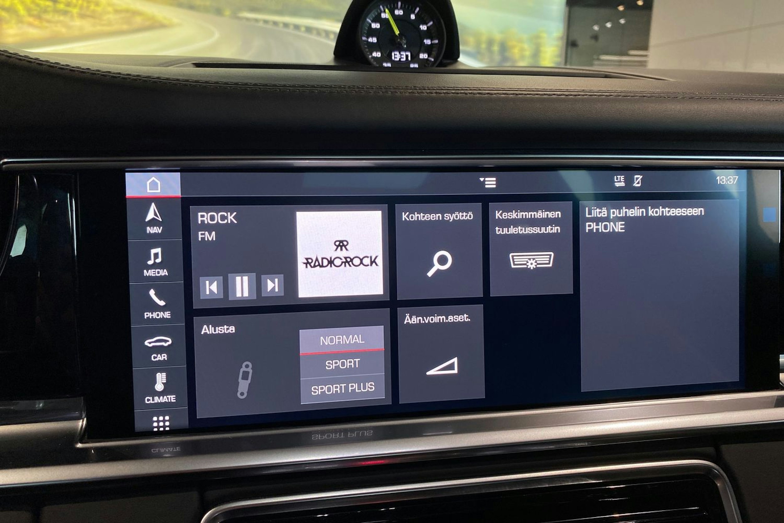 met. Harmaa Porsche Panamera 2018 kuva 27.