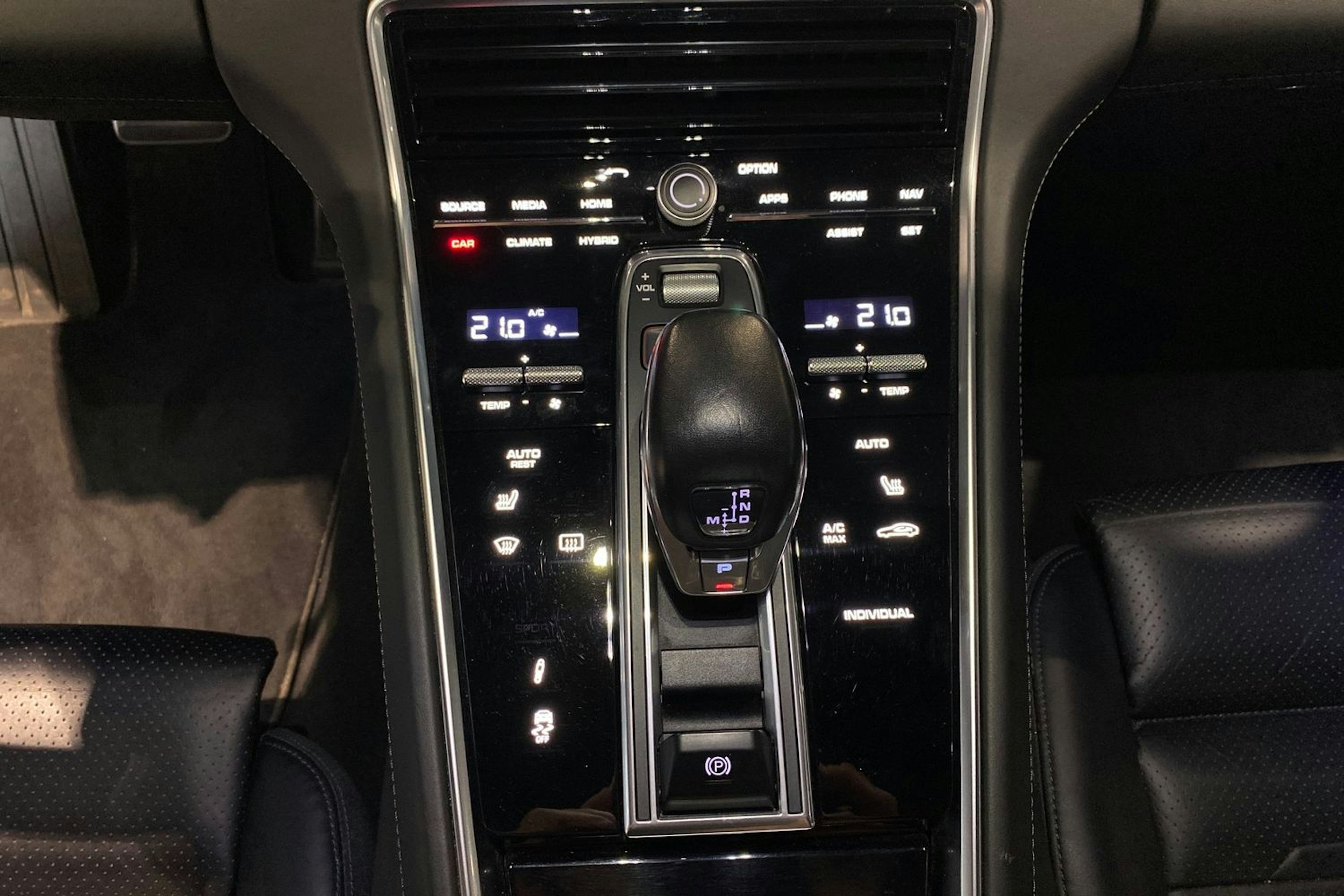 met. Harmaa Porsche Panamera 2018 kuva 34.