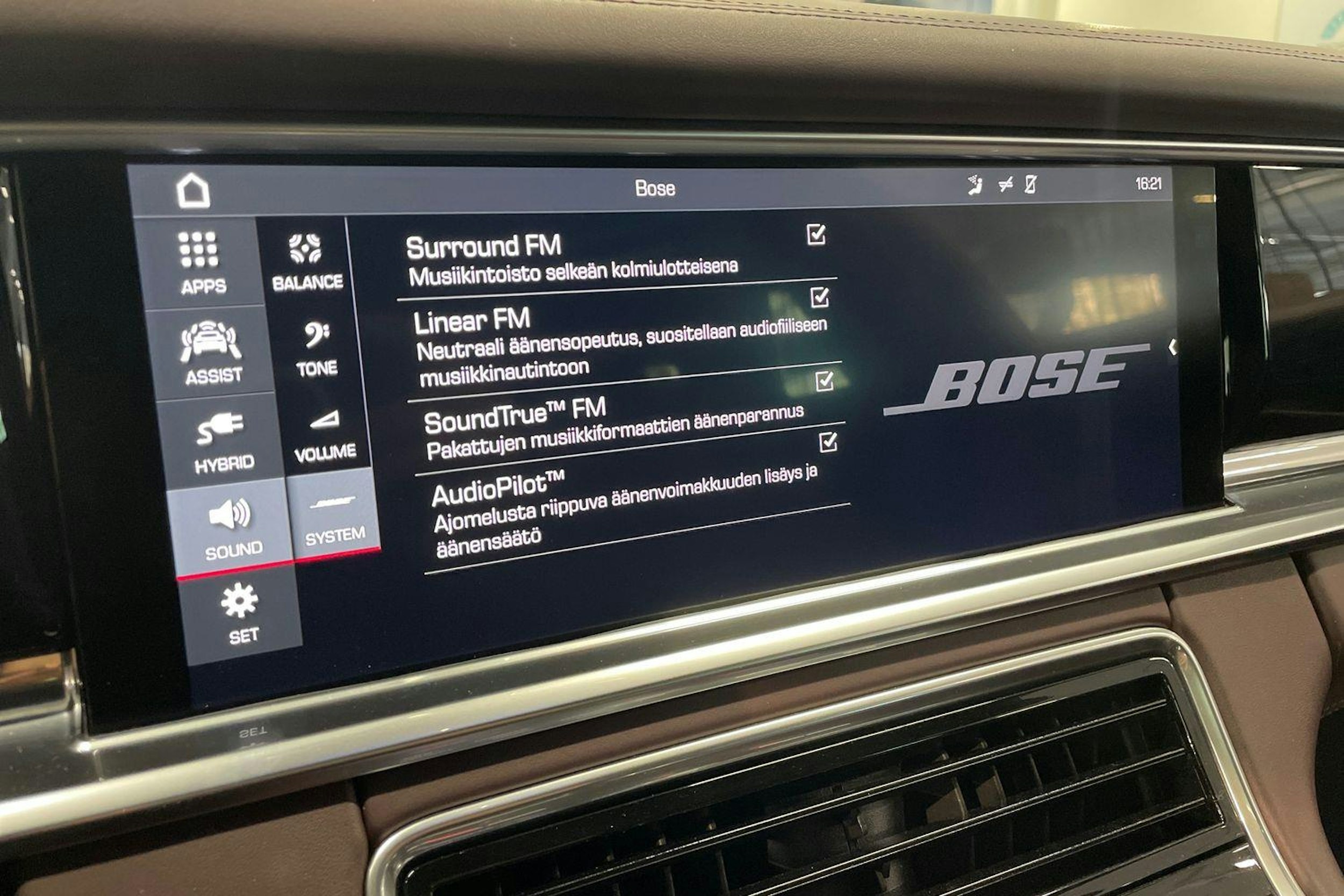 met. Valkoinen Porsche Panamera 2018 kuva 13.