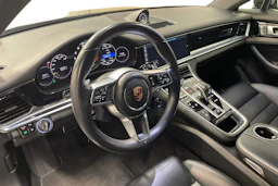 Harmaa Porsche Panamera 2018 kuva 7.