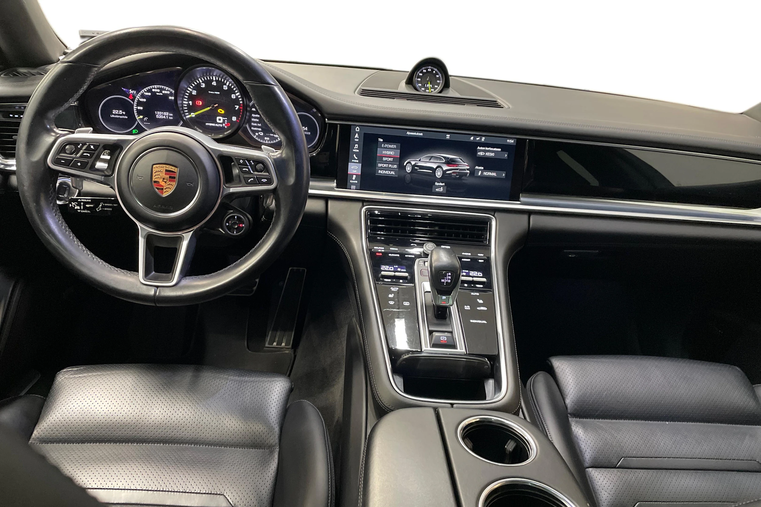Harmaa Porsche Panamera 2018 kuva 8.