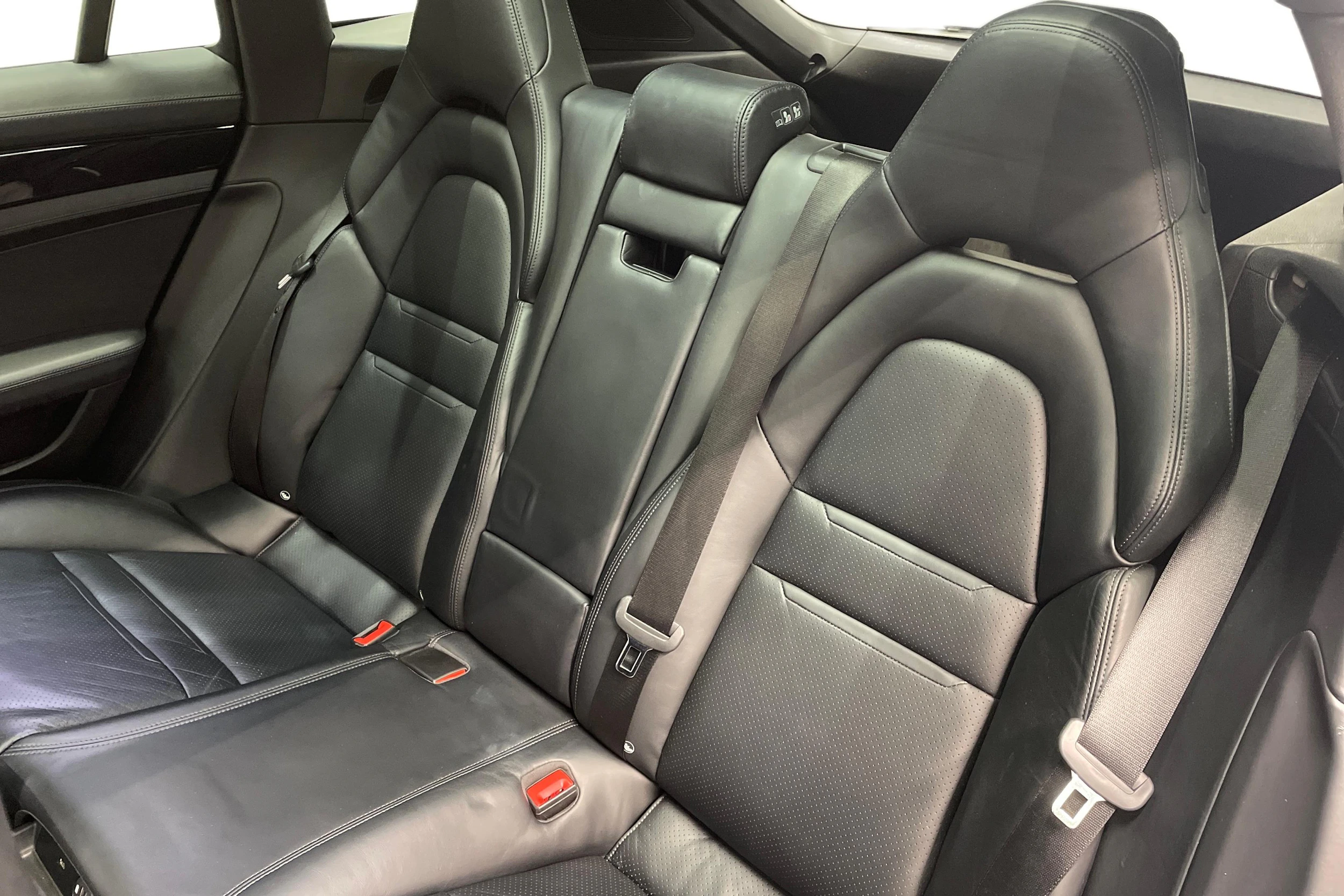 Harmaa Porsche Panamera 2018 kuva 9.