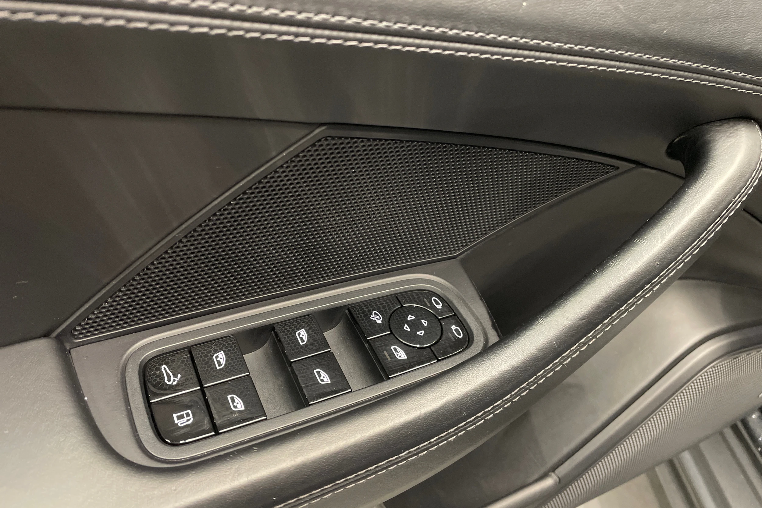 Harmaa Porsche Panamera 2018 kuva 16.