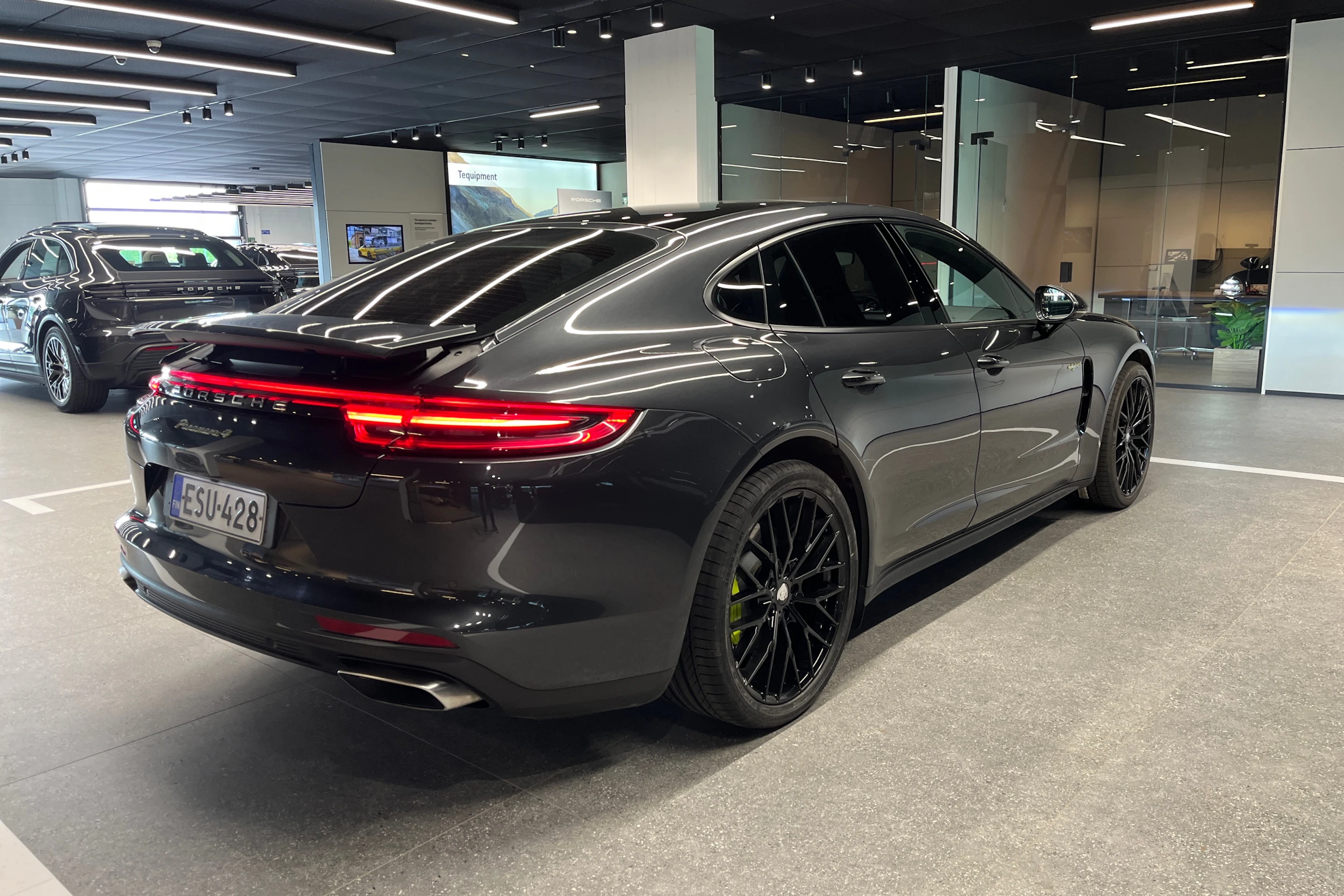 Harmaa Porsche Panamera 2018 kuva 12.