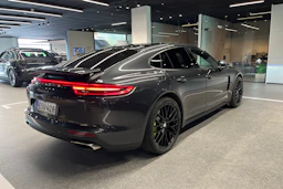 Harmaa Porsche Panamera 2018 kuva 12.