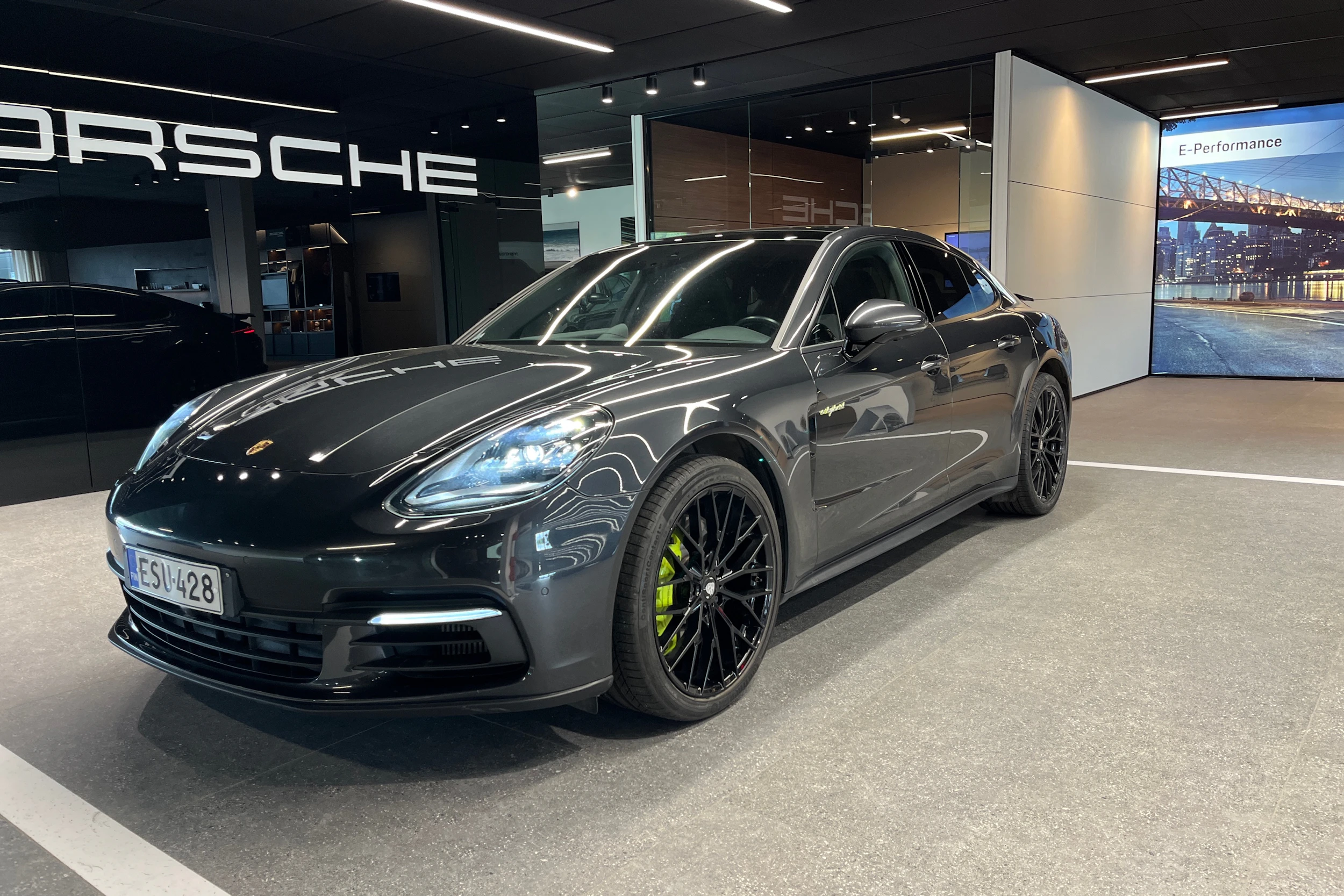 Harmaa Porsche Panamera 2018 kuva 13.