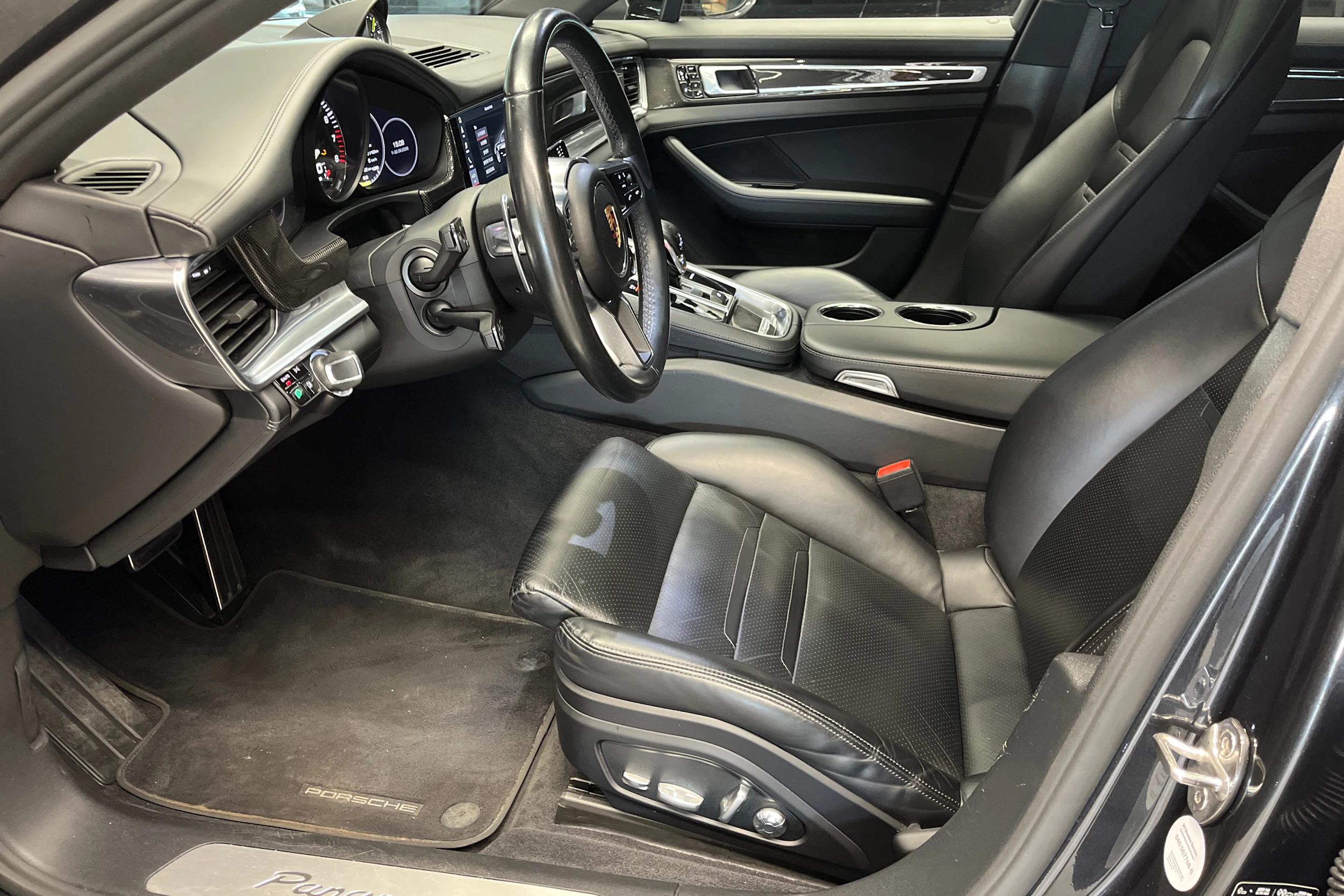 Harmaa Porsche Panamera 2018 kuva 16.