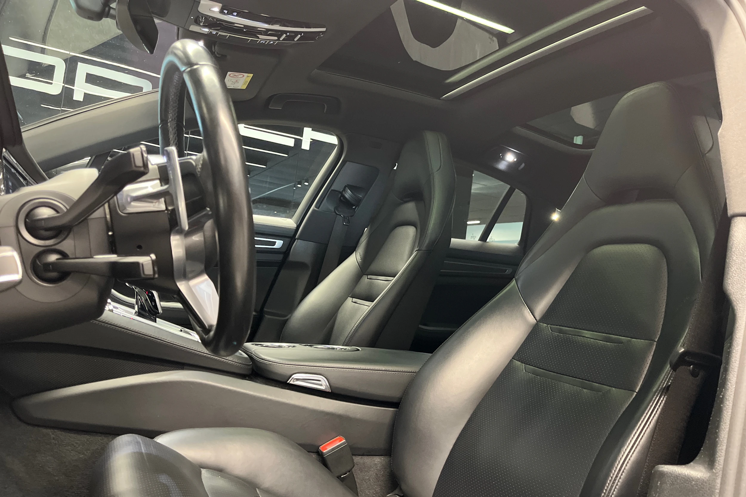Harmaa Porsche Panamera 2018 kuva 17.