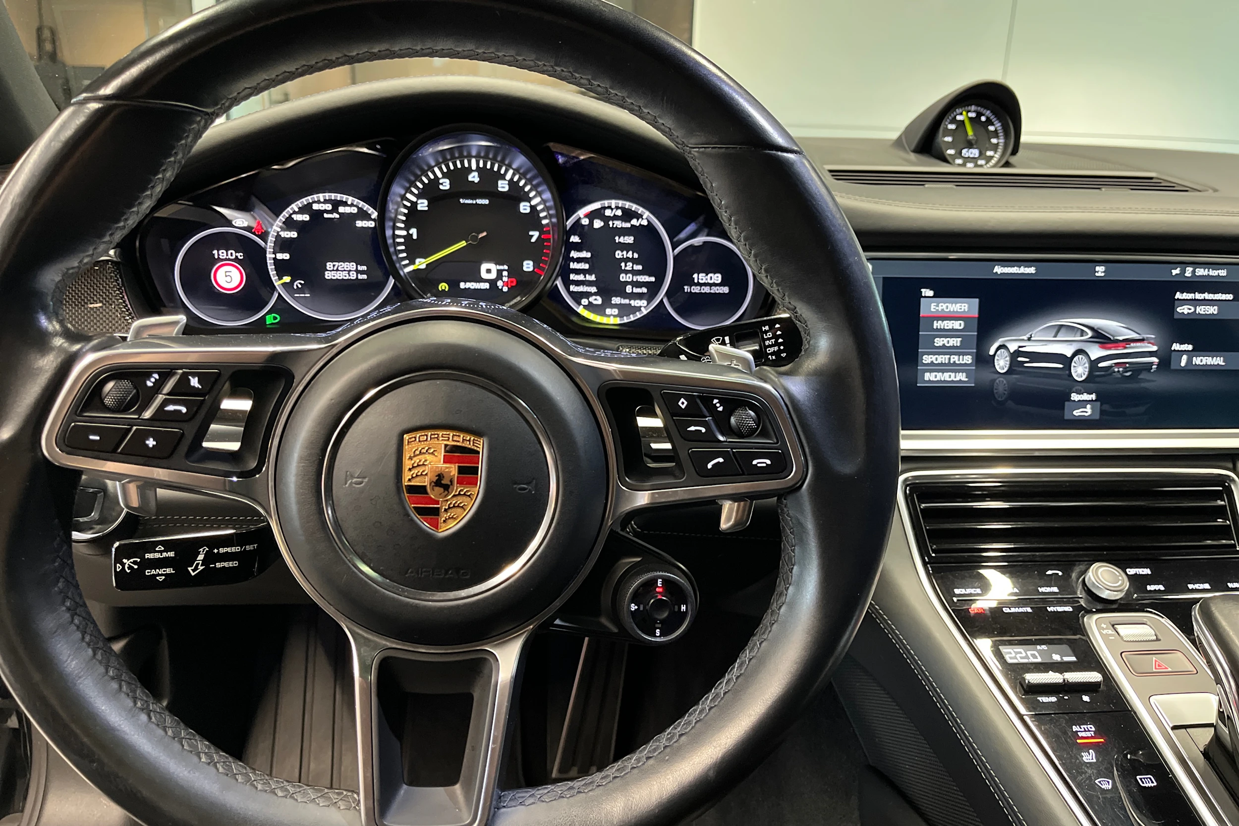 Harmaa Porsche Panamera 2018 kuva 18.