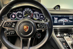 Harmaa Porsche Panamera 2018 kuva 18.