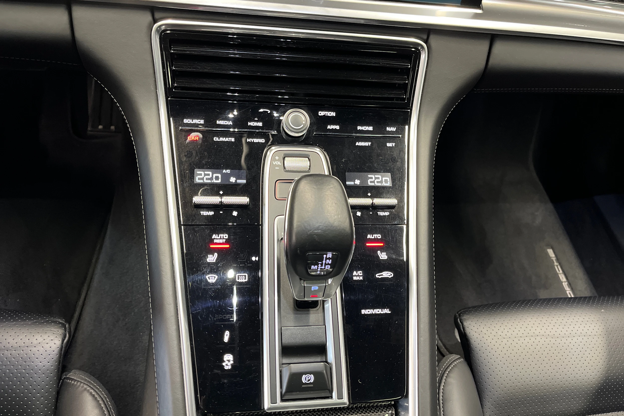 Harmaa Porsche Panamera 2018 kuva 21.