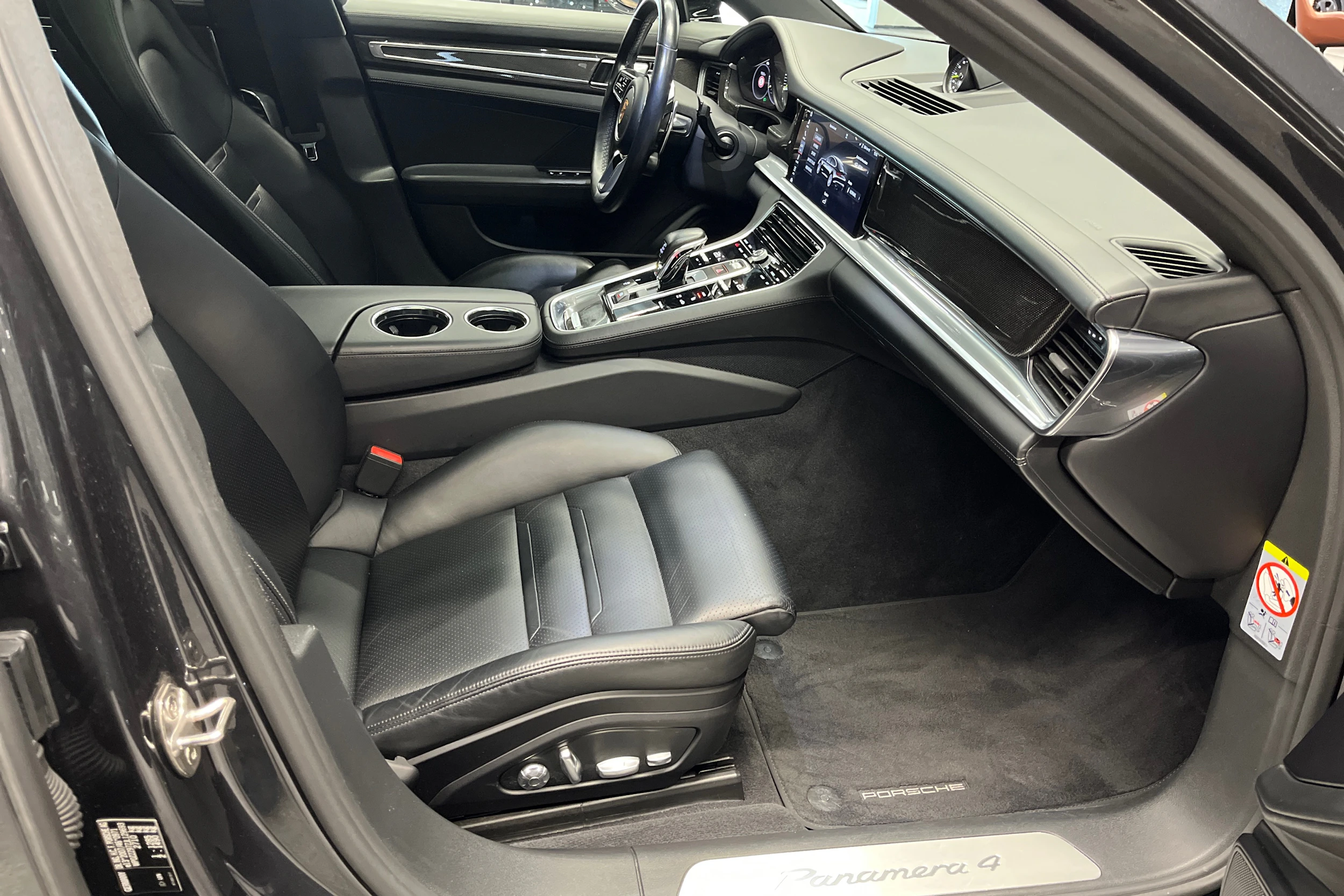 Harmaa Porsche Panamera 2018 kuva 28.