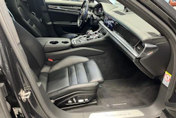 Harmaa Porsche Panamera 2018 kuva 28.