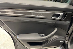 Harmaa Porsche Panamera 2018 kuva 29.