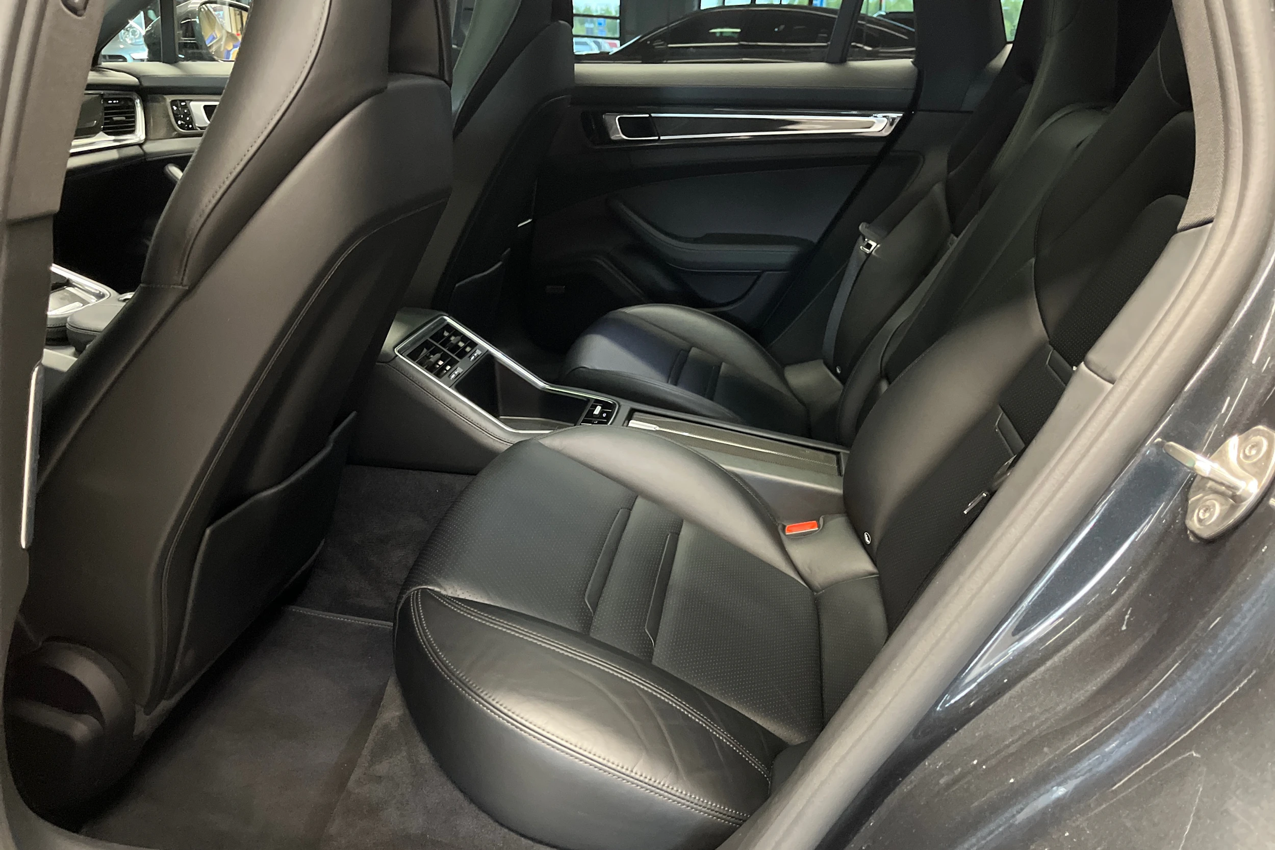 Harmaa Porsche Panamera 2018 kuva 30.