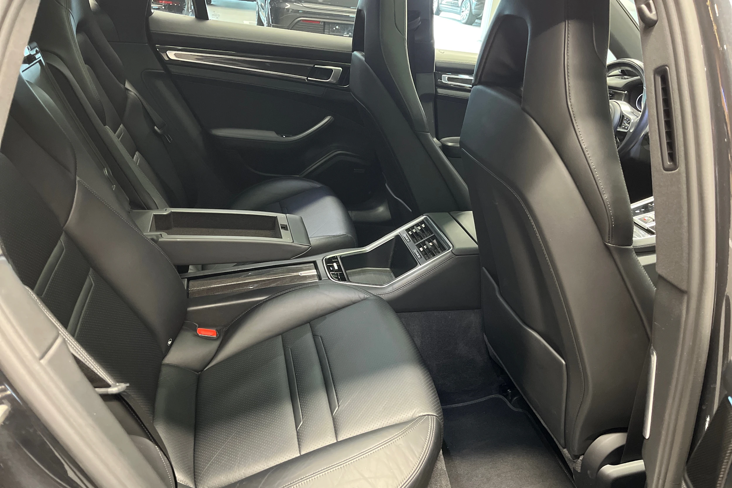 Harmaa Porsche Panamera 2018 kuva 31.