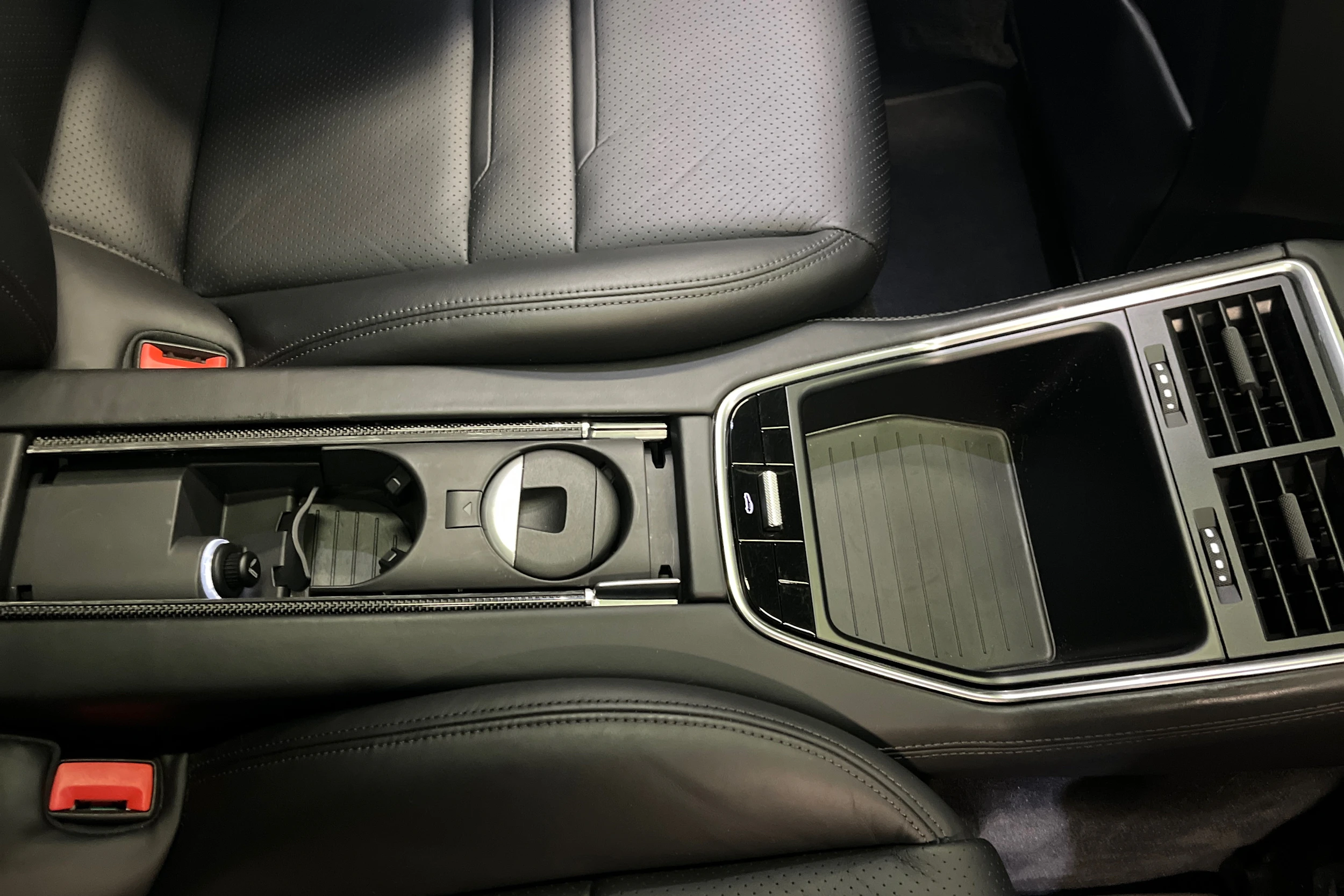 Harmaa Porsche Panamera 2018 kuva 32.