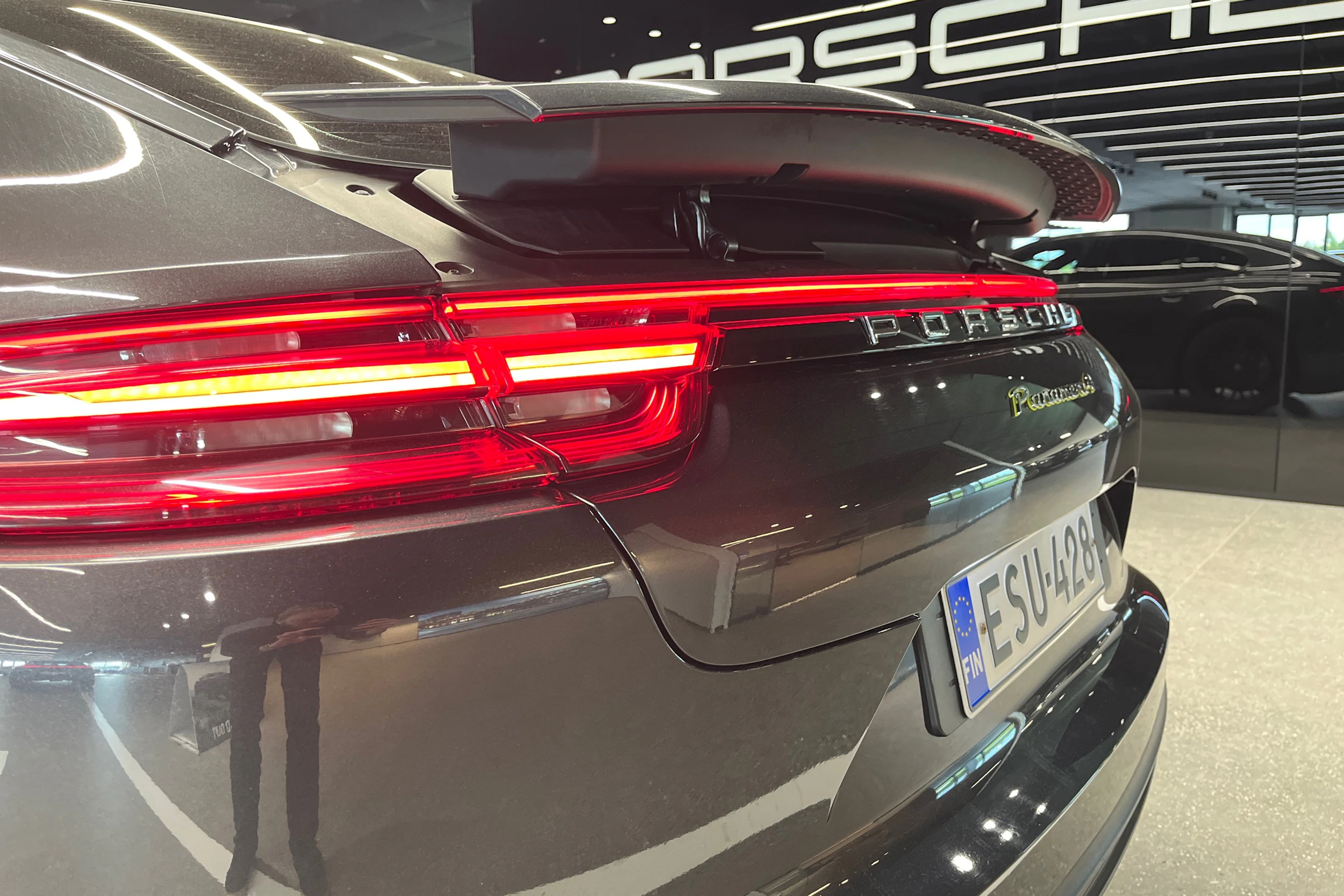 Harmaa Porsche Panamera 2018 kuva 33.