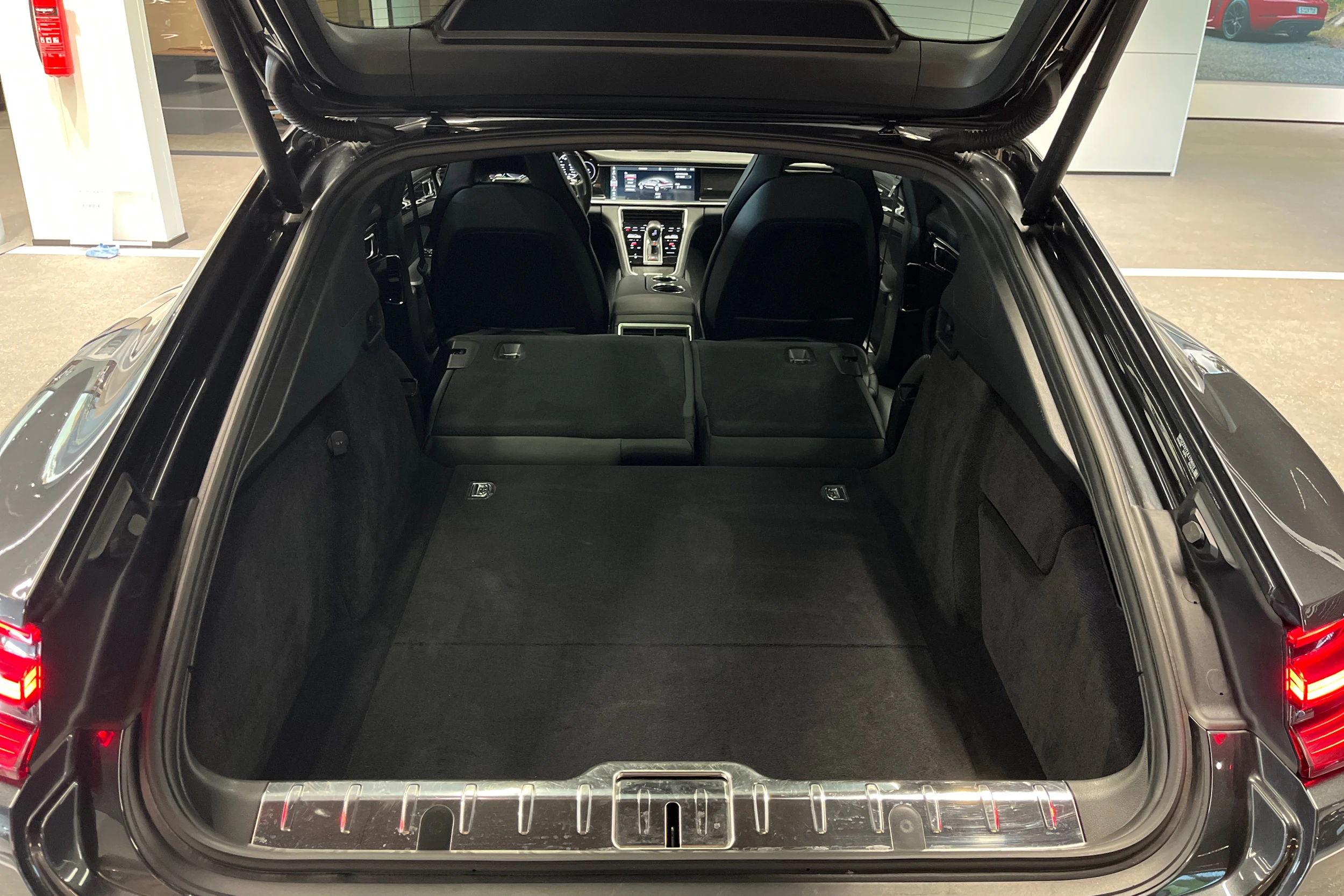 Harmaa Porsche Panamera 2018 kuva 35.