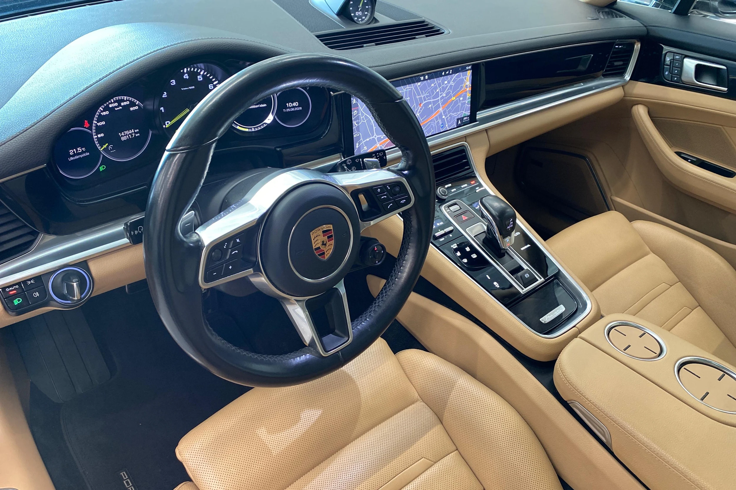 Harmaa Porsche Panamera 2018 kuva 6.