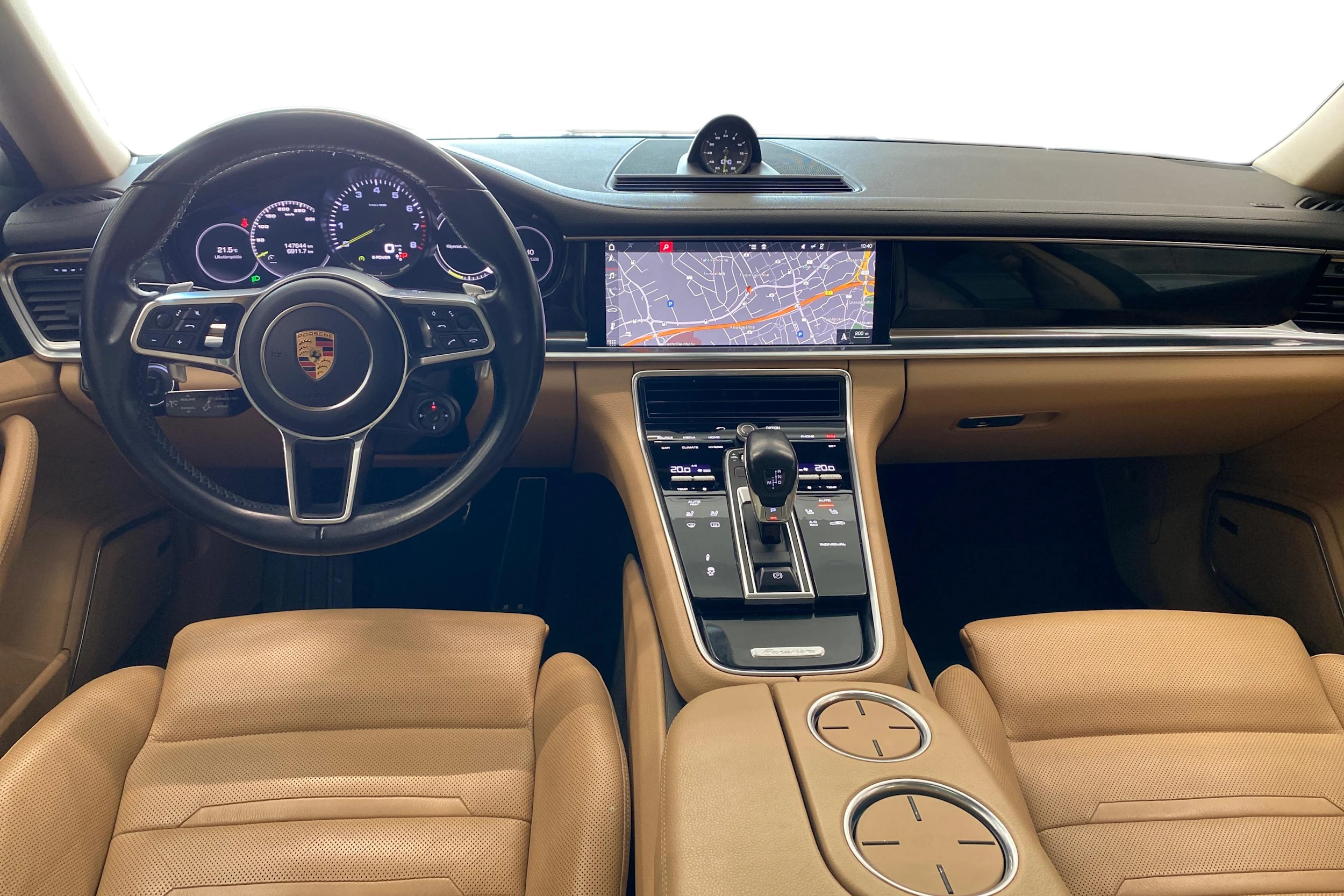 Harmaa Porsche Panamera 2018 kuva 7.