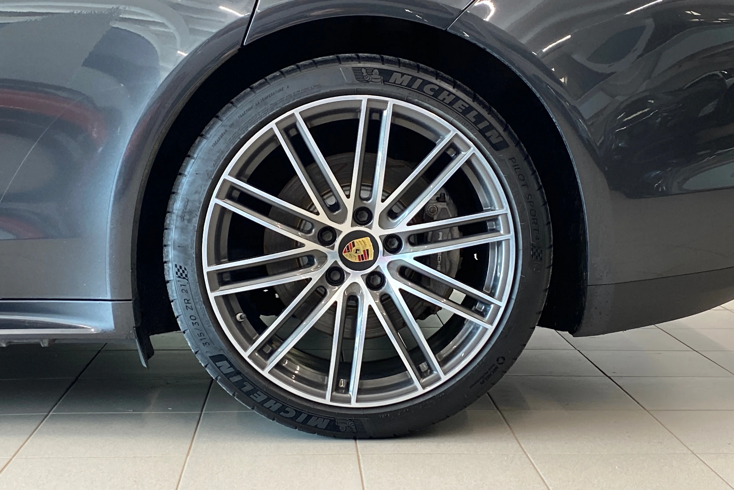 Harmaa Porsche Panamera 2018 kuva 10.