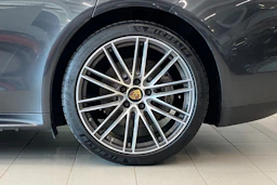 Harmaa Porsche Panamera 2018 kuva 10.
