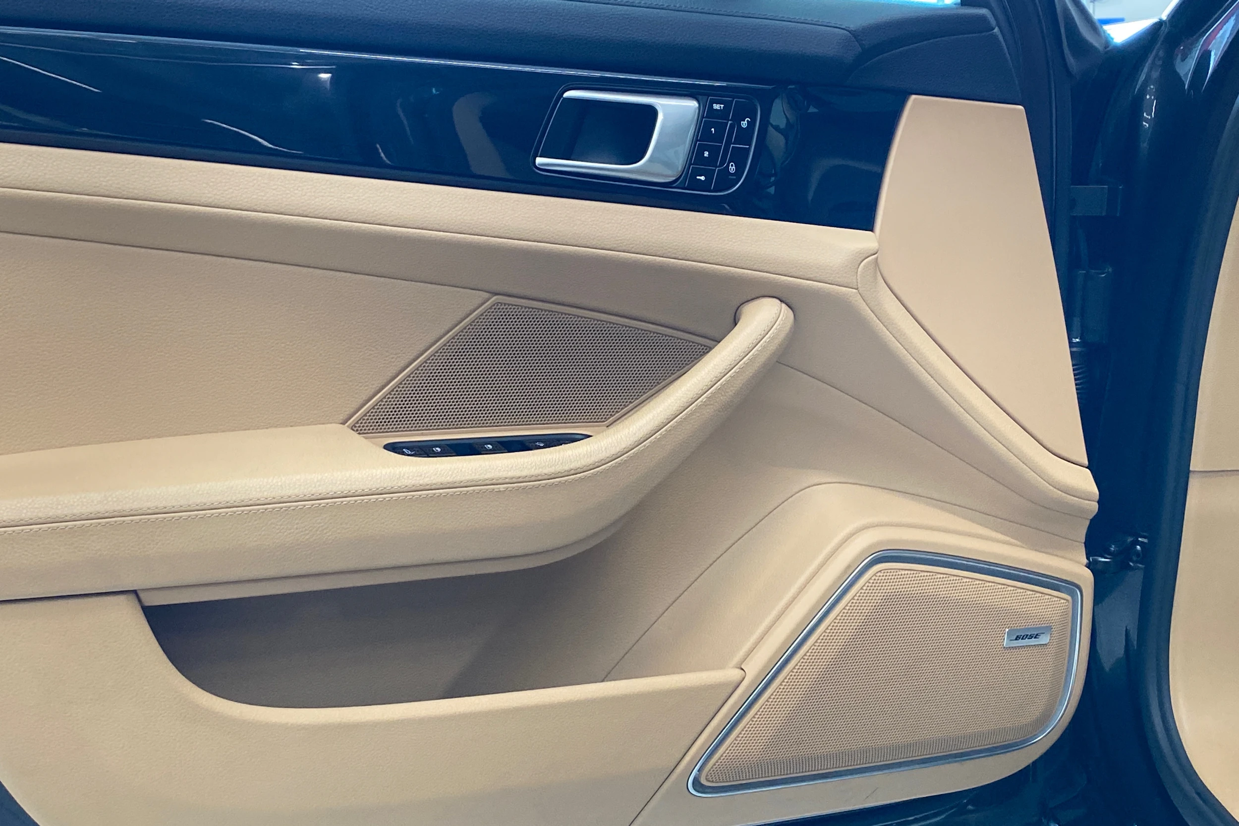 Harmaa Porsche Panamera 2018 kuva 11.