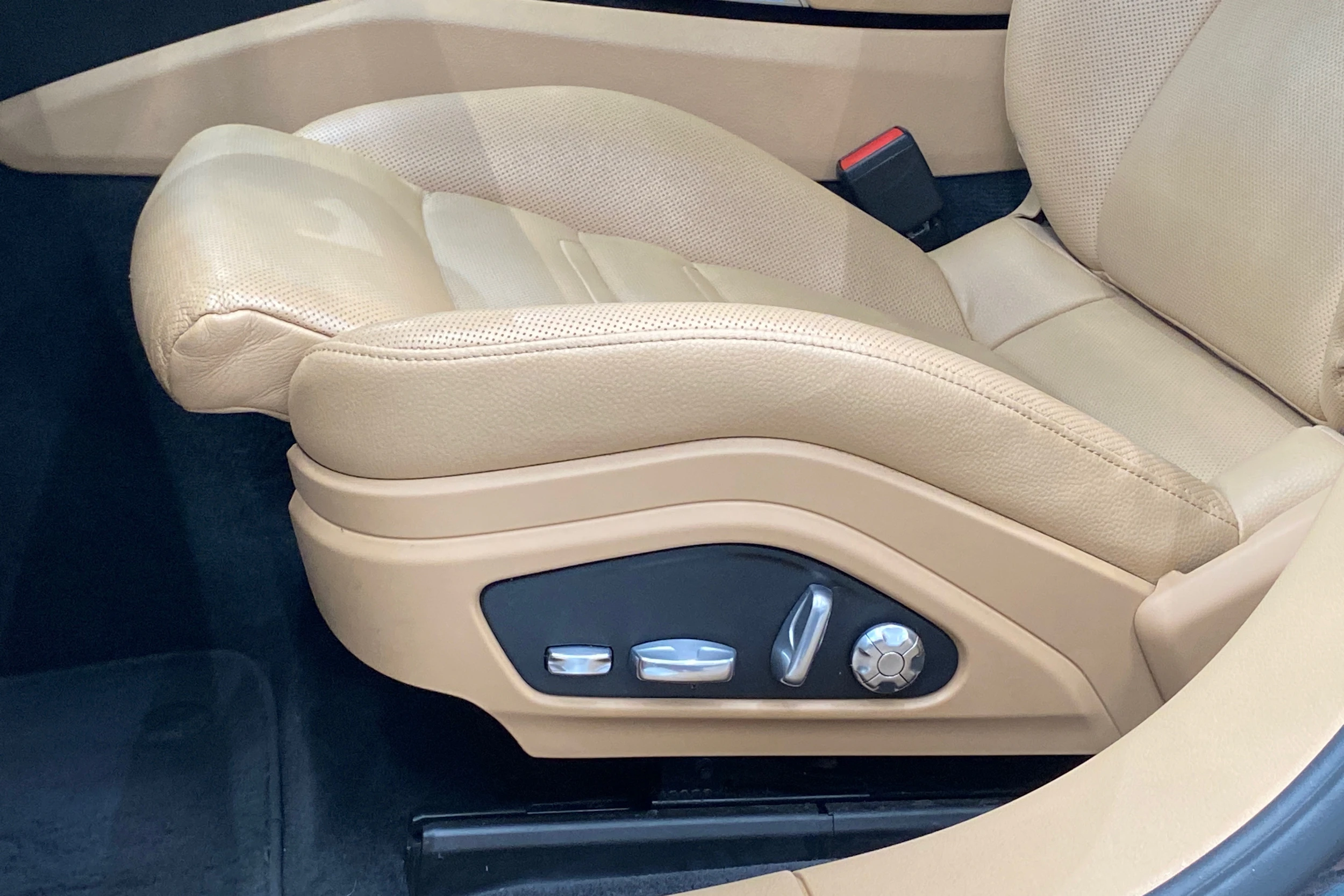 Harmaa Porsche Panamera 2018 kuva 12.