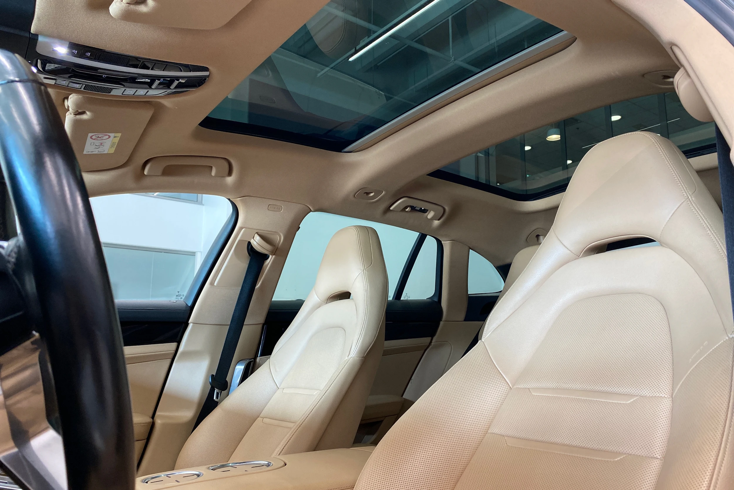 Harmaa Porsche Panamera 2018 kuva 13.