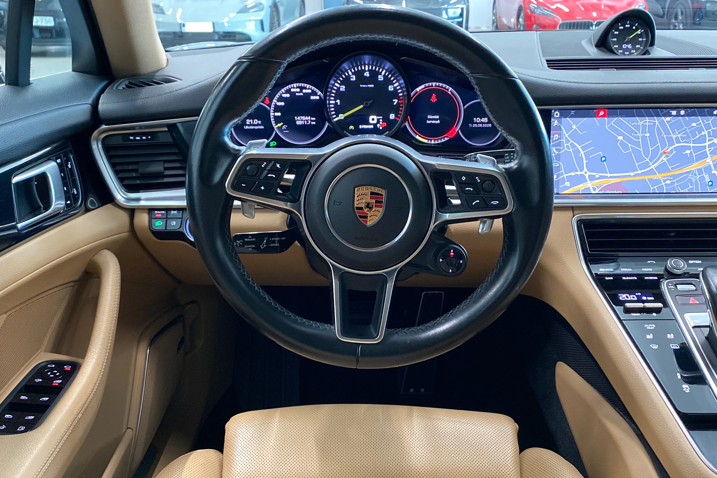 Harmaa Porsche Panamera 2018 kuva 14.