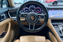 Harmaa Porsche Panamera 2018 kuva 14.