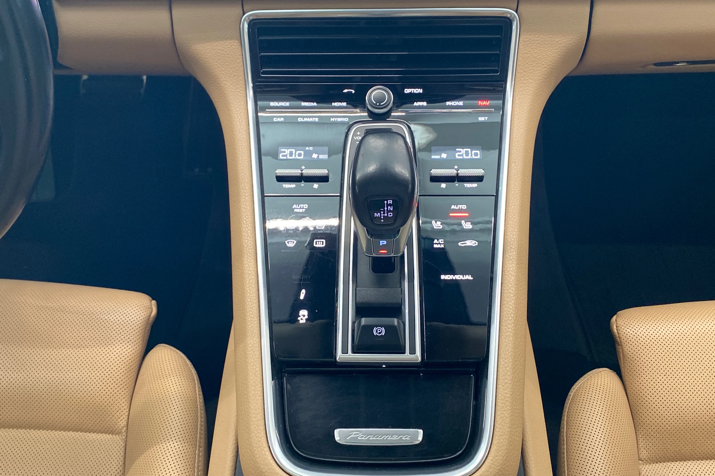 Harmaa Porsche Panamera 2018 kuva 16.