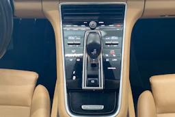 Harmaa Porsche Panamera 2018 kuva 16.