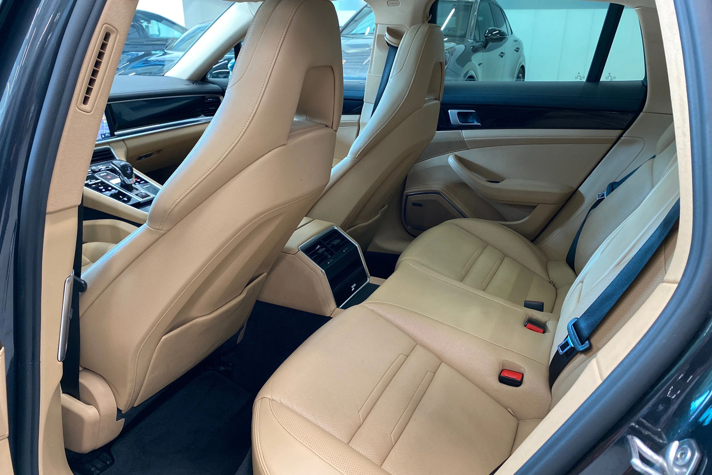 Harmaa Porsche Panamera 2018 kuva 17.
